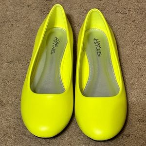 NWOB Hot Cakes Neon Yellow Flats Size 8